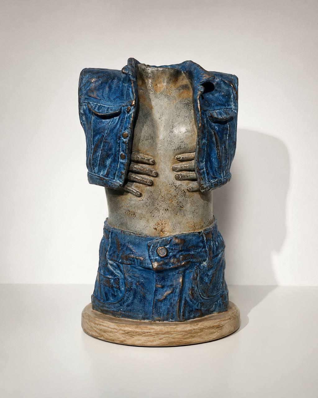 Tomek Kawiak, Elle en blouson de Jean's au papillon, 1998, bronze à patine bleue.